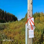 Tienvarressa oleva opastekartta ja kohteen tiedot pylväässä