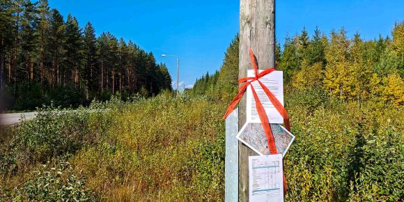 Tienvarressa oleva opastekartta ja kohteen tiedot pylväässä