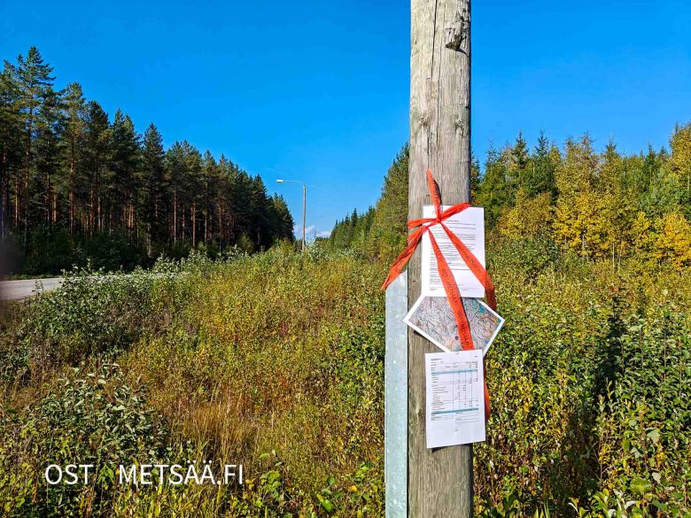 Tienvarressa oleva opastekartta ja kohteen tiedot pylväässä