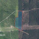 Ilmakuva metsätilasta, rajaus punaisella – tilan rajoittuminen voimalinjaan ja tieyhteyteen nähtävissä