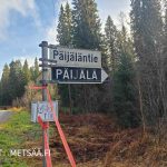 Päijäläntien ja Pajälän risteys Jämsässä, opasteet metsätilalle Huikkaanmäkeen.