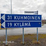 Tienviitat Kuhmoinen ja Kylämä Jämsässä, opaste reitille Huikkaanmäen metsätilalle.