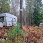 Metsätilalla sijaitsevat vanhat asuntovaunut, taustalla kuusikko – Tervahaudanmäki Vesilahti.