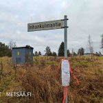 Inhankulmantie-nimikyltti ja opastusasiakirjat kohteelle Vesilahdessa.
