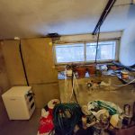 Varastohuone, jossa Dyness-akusto ja muuta pihatarviketta