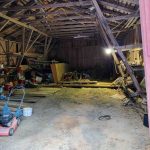 Näkymä rakennuksen sisään, näkyvissä avoin tila ja puutavaraa