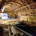 Sisäkuva rakennuksesta, puutavaraa ja työkaluja varastoituna