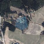 Satelliittikuva Kovelahden koulun 1,45 hehtaarin tontista ja rakennusten sijainnista.