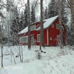 Purkukuntoinen punainen koulurakennus Ikaalisten Riitialassa sijaitsevalla Lähteenmäen metsätilalla.