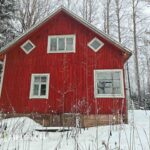 Näkymä metsätilan pihapiiriin ja purkukuntoiseen rakennukseen talvella – 2,37 ha tontti Ikaalisissa.