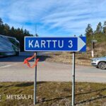 Metsätilalle opastus Valtatie 3:n (VT3) varrelta Karttu-risteyksestä.