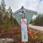 Risteyksessä opaste metsätilalle