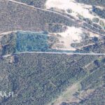 Ilmakuva Hämeenkyrön Vesajärvellä sijaitsevasta metsätilasta, jossa näkyy kohteen hiekkapohjainen maasto ja puusto yläviistosta.