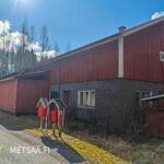 Tilan pihapiiriä, jossa sijaitsevat purkukuntoiset rakennukset ja valmis sähköliittymä uudisrakentajalle.