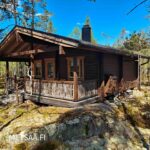 Hirsimökki kallioisella metsätilalla Etelä-Pohjanmaalla