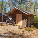 Varastorakennus ja pihapiiri metsätilalla Kurikassa