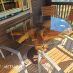 Katettu terassi ja ruokailuryhmä saunatuvalla