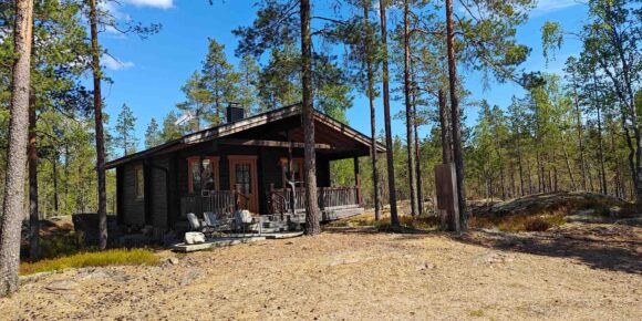 Saunatupa ja aurinkoinen pihapiiri metsätilalla