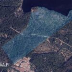 Ilmakuva myytävästä metsätila Vesilahti Simola -kiinteistöstä ja sen rajauksesta Iso-Inhan järven rannalla
