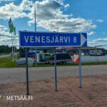 Venesjärven tienviitta opastaa kohti Kankaanpään Hirvikankaalla sijaitsevaa Reuhto-metsätilaa.