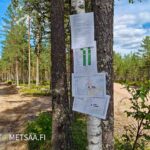 Kohde-esitteet ja kartat metsäautoteiden risteyksessä Reuhto-metsätilalla Kankaanpäässä.