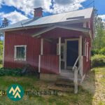 Vuonna 1927 rakennettu purkukuntoinen punainen omakotitalo kuisteineen