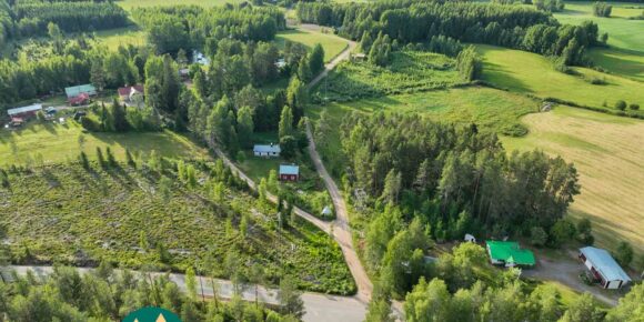 Ilmakuva omakotikiinteistön ympäristöstä metsien, peltojen ja teiden läheisyydessä