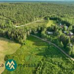 Ilmakuva Ikaalisten Vatulan maaseutumaisemasta ja omakotikiinteistön sijainnista