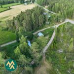 Ilmakuva Ikaalisten Vatulan maaseutumaisemasta ja omakotikiinteistön sijainnista
