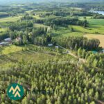 Ilmakuva kahdesta tilasta muodostuvasta omakotikiinteistöstä teiden risteyksen läheisyydessä