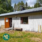Vuonna 1987 rakennettu vaalea omakotitalo metsäisessä pihapiirissä Ikaalisten Vatulassa