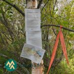Saarilahden metsäalueen myynti-ilmoitus ja opastusnauhat tien varressa Ikaalisten Vatsiaisissa