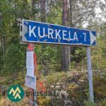 Kurkela 1 -osoiteviitta ja Saarilahden metsäalueen myynti-ilmoitus tien varressa