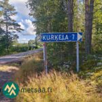 Kurkelaan osoittava tienviitta Ukkosmetsän ajo-ohjeen varrella
