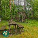 Vanhoja pihakalusteita metsäisellä Saarilahden rantatontilla Kyrösjärven rannalla