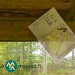 Saarilahden kohdekartta vanhan piharakennuksen suojassa