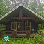 Purkukuntoinen vanha mökkirakennus Saarilahden rantatonteilla Kyrösjärven rannalla
