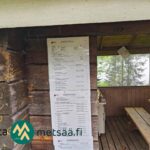 Saarilahti-tilan kiinteistörekisteriote vanhan piharakennuksen seinällä