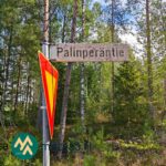 Palinperäntien tienviitta Saarilahden rantatonttien läheisyydessä Ikaalisissa