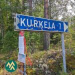 Kurkela 1 -osoiteviitta ja Saarilahden kohteen myynti-ilmoitus tien varressa