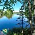 Rauhallinen järvimaisema metsäiseltä Saarilahden rantatontilta Kyrösjärvelle