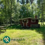 Purkukuntoinen vanha saunarakennus Saarilahden rantatontilla Ikaalisissa