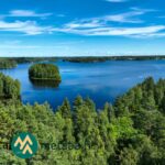 Dronekuva Kyrösjärven järvimaisemasta, saarista ja metsäisistä rannoista Ikaalisissa