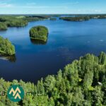 Ilmakuva Kyrösjärvestä ja Saarilahden rantatonttien metsäisestä rannasta