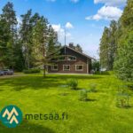 Talviasuttava huvila suurella nurmipihalla Lopella