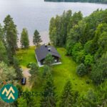 Ilmakuva huvilasta ja omasta rannasta Sakara-järven rannalla