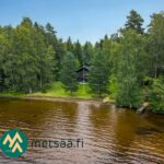 Huvilan matala hiekkaranta ja laituri Sakara-järvellä