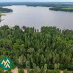 Sakara-järvi ja ympäröivät metsämaisemat ilmakuvassa