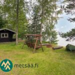 Pyöröhirsinen rantasauna ja oleskelualue Sakara-järven rannalla