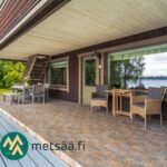 Huvilan katettu patio ja terassi Sakara-järvelle avautuvin näkymin